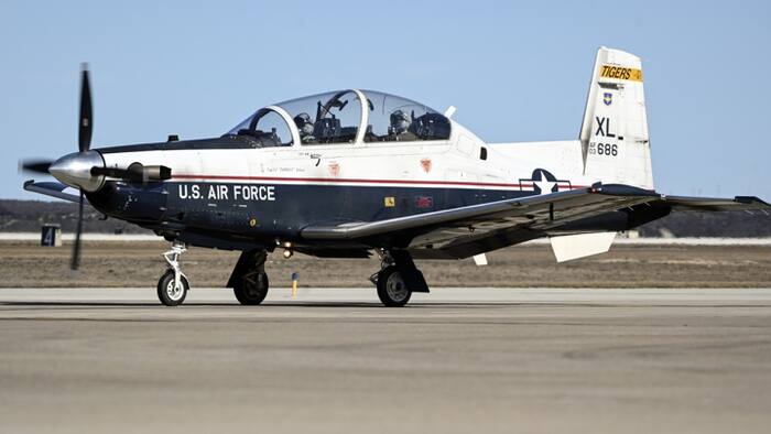 2 Air Force pilots eject safely from aircraft near Seguin, JBSA says 2 Air Force pilots eject safely from aircraft near Seguin,