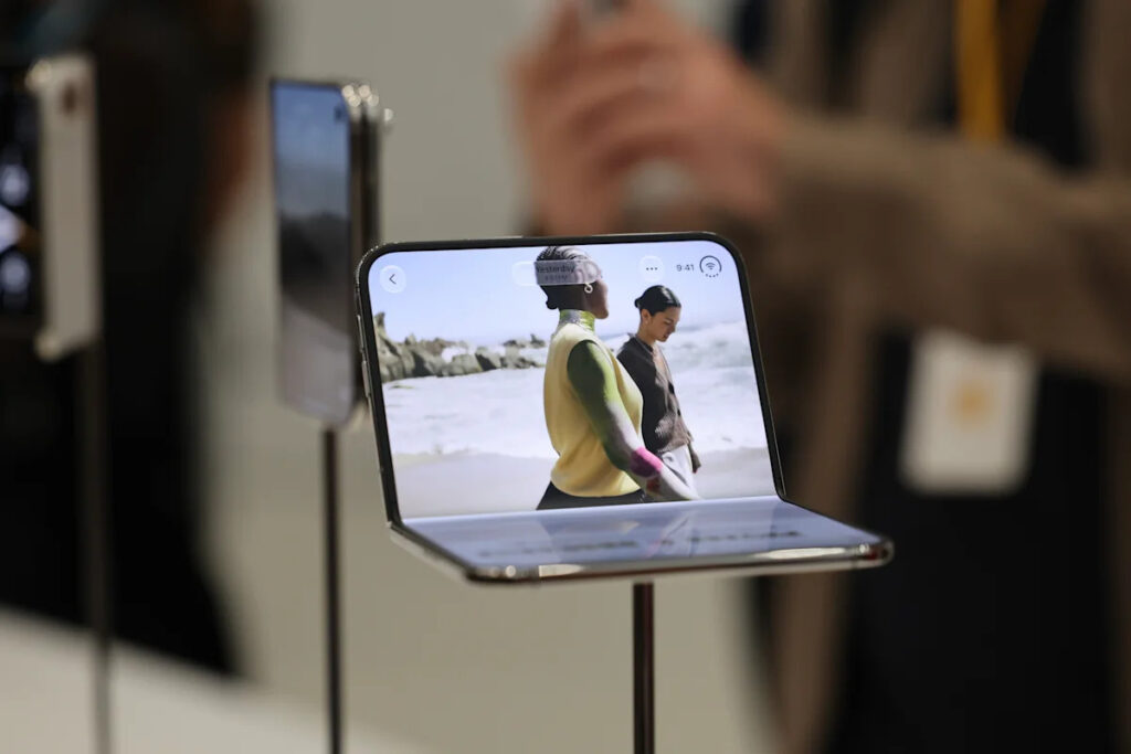Apple iPhone Duo preorders sell out, deliveries extend to late