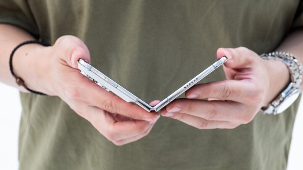 Apple's New iPhone Duo Breaks After 75,000 Folds in Real Life