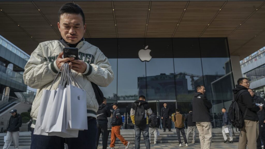 Apple’s iPhone Duo China launch draws scalpers in Beijing Apple's iPhone Duo China launch draws scalpers in Beijing
