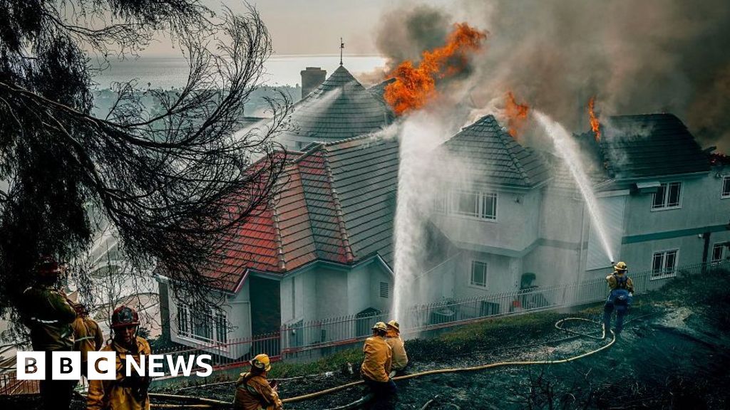 Fast-moving California wildfire burns homes as people are ordered to leave – BBC Fast moving California wildfire burns homes as people are ordered to