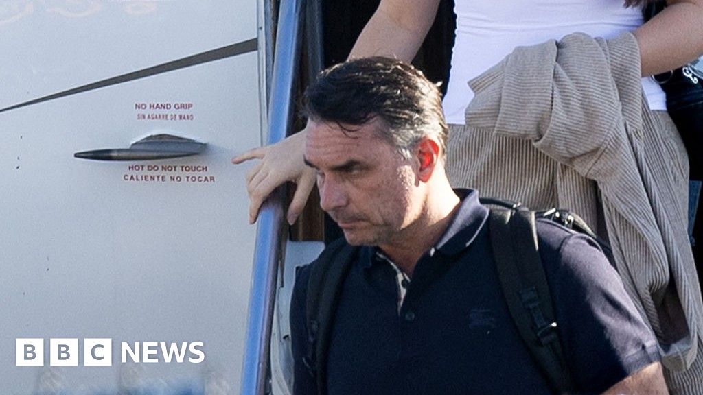 Flávio Bolsonaro lands in Miami after defeat in Brazil's presidential election – BBC Flávio Bolsonaro lands in Miami after defeat in Brazil's presidential