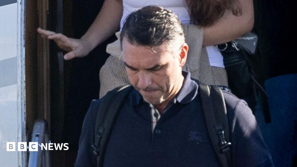 Flávio Bolsonaro seen landing in Miami with family after Brazil presidential election defeat – follow live Flávio Bolsonaro seen landing in Miami with family after Brazil