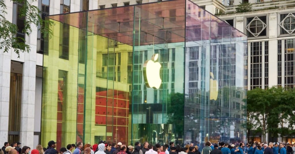 Giant iPhone Duo installations spotted at Apple Fifth Avenue ahead