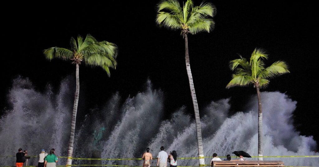 Hurricane Simon lashes Mexico's Pacific coast, pounds resorts and vulnerable
