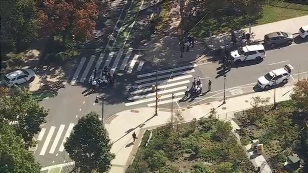 Man shot, killed by police after confrontation along Ben Franklin Parkway in Center City Philadelphia: Sources Man shot, killed by police after confrontation along Ben Franklin
