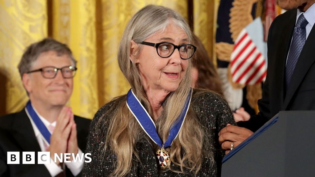 Moment Margaret Hamilton receives presidential medal of honour Moment Margaret Hamilton receives presidential medal of honour
