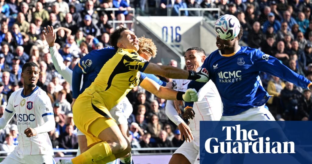 Neto double at Everton leads Chelsea to victory marred by Martínez head injury | Premier League Neto double at Everton leads Chelsea to victory marred by