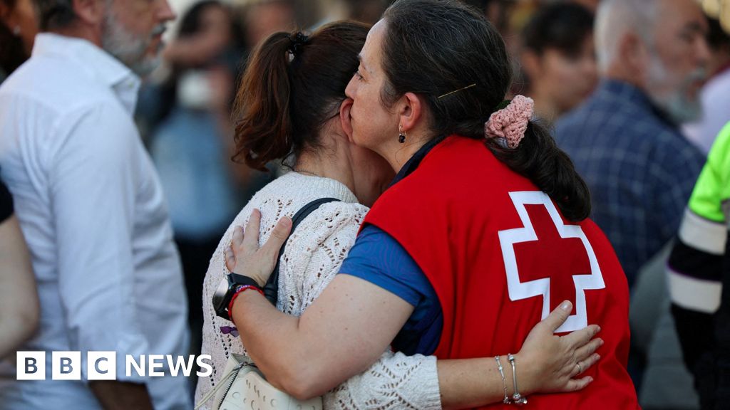 Spain train crash: What we know after two trains crashed with dozens feared dead – BBC Spain train crash: What we know after two trains crashed