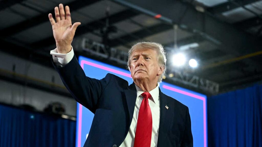 Trump rallies Florida base amid ongoing campaigning blitz 11 days before midterms Trump rallies Florida base amid ongoing campaigning blitz 11 days